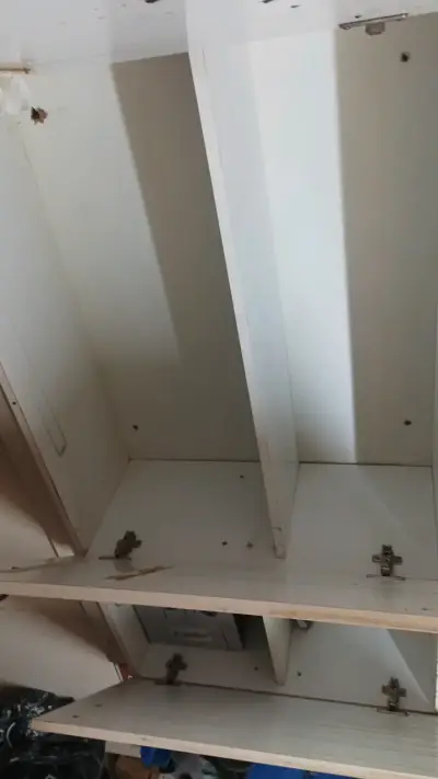 Mueble de cocina blanco con múltiples puertas - miniatura 2
