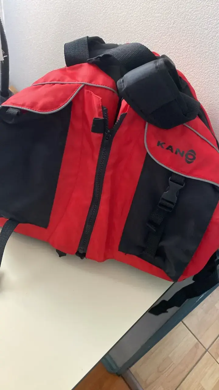 Chaleco salvavidas rojo y negro Kano - 1