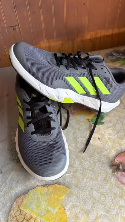 Zapatillas deportivas grises con detalles verdes - miniatura 1