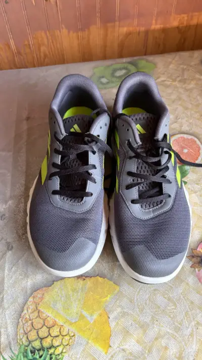 Zapatillas deportivas grises con detalles verdes - miniatura 2