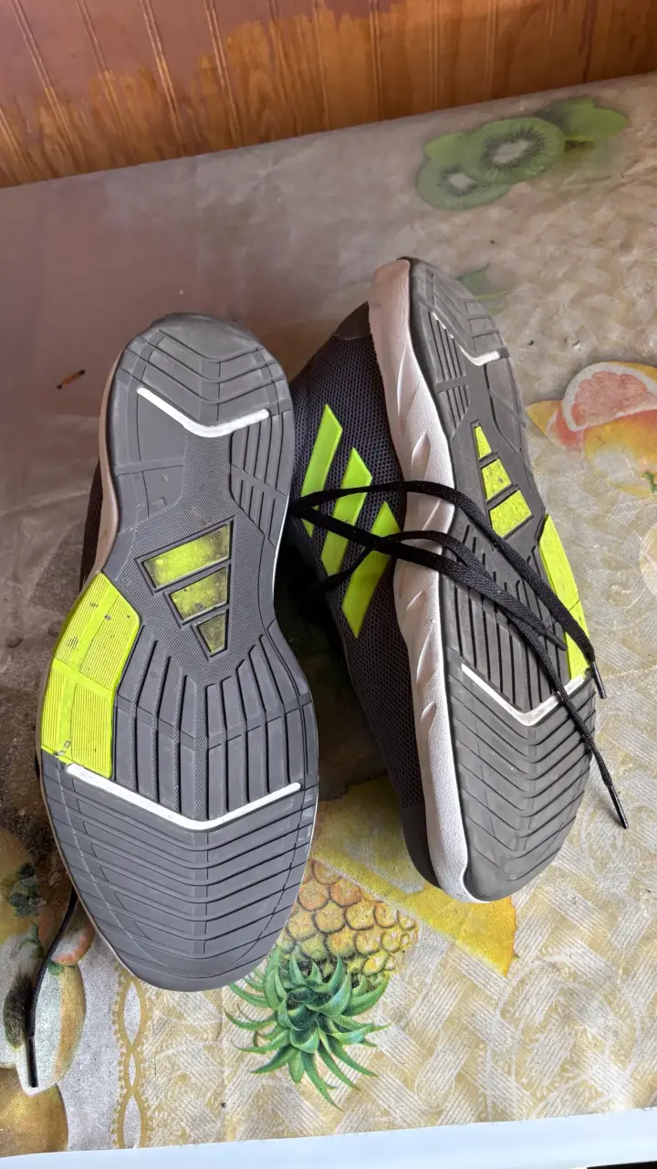 Zapatillas deportivas grises con detalles verdes - 3