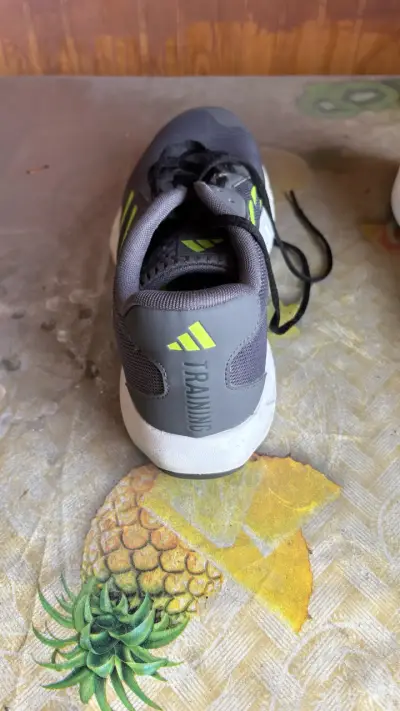 Zapatillas deportivas grises con detalles verdes - miniatura 4