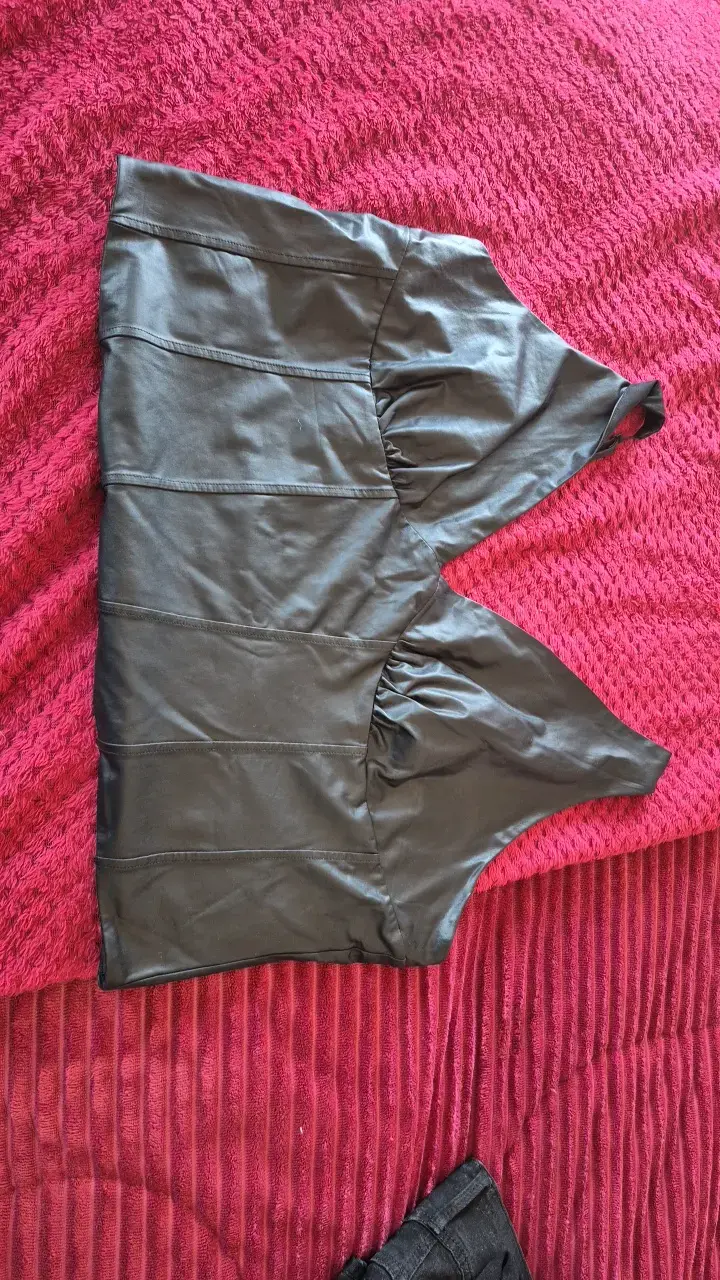Top de cuero sintético negro con tirantes - 1