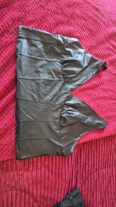 Top de cuero sintético negro con tirantes - miniatura 1