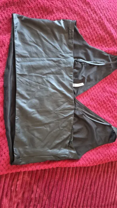 Top de cuero sintético negro con tirantes - miniatura 2