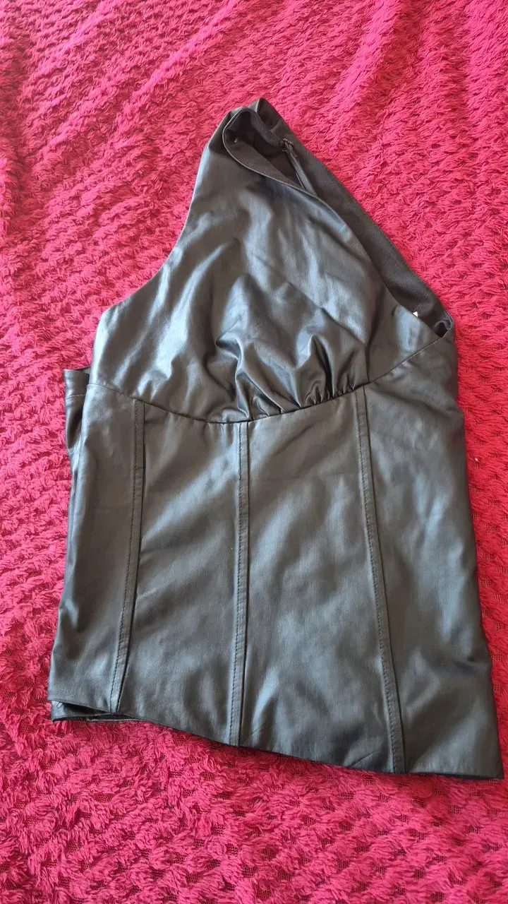 Top de cuero sintético negro con tirantes - 4