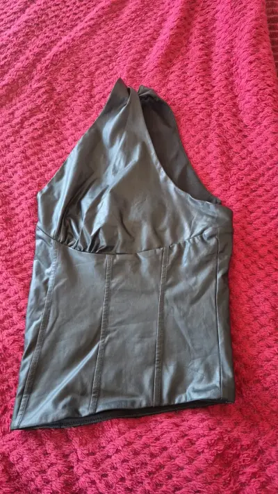 Top de cuero sintético negro con tirantes - miniatura 5