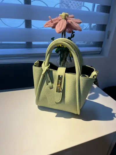 Cartera de mano verde claro elegante - miniatura 2