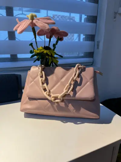 Cartera rosa con cadena decorativa - miniatura 1