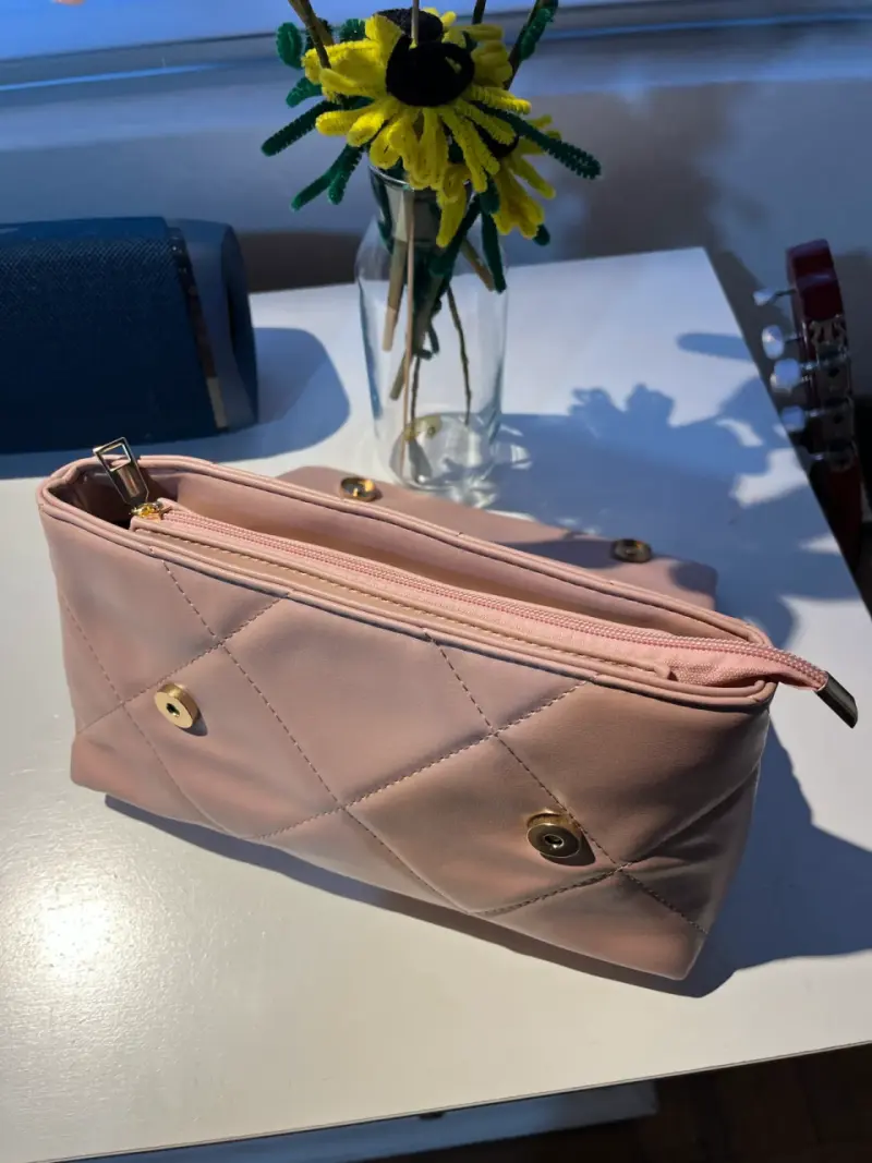 Cartera rosa con cadena decorativa - 2