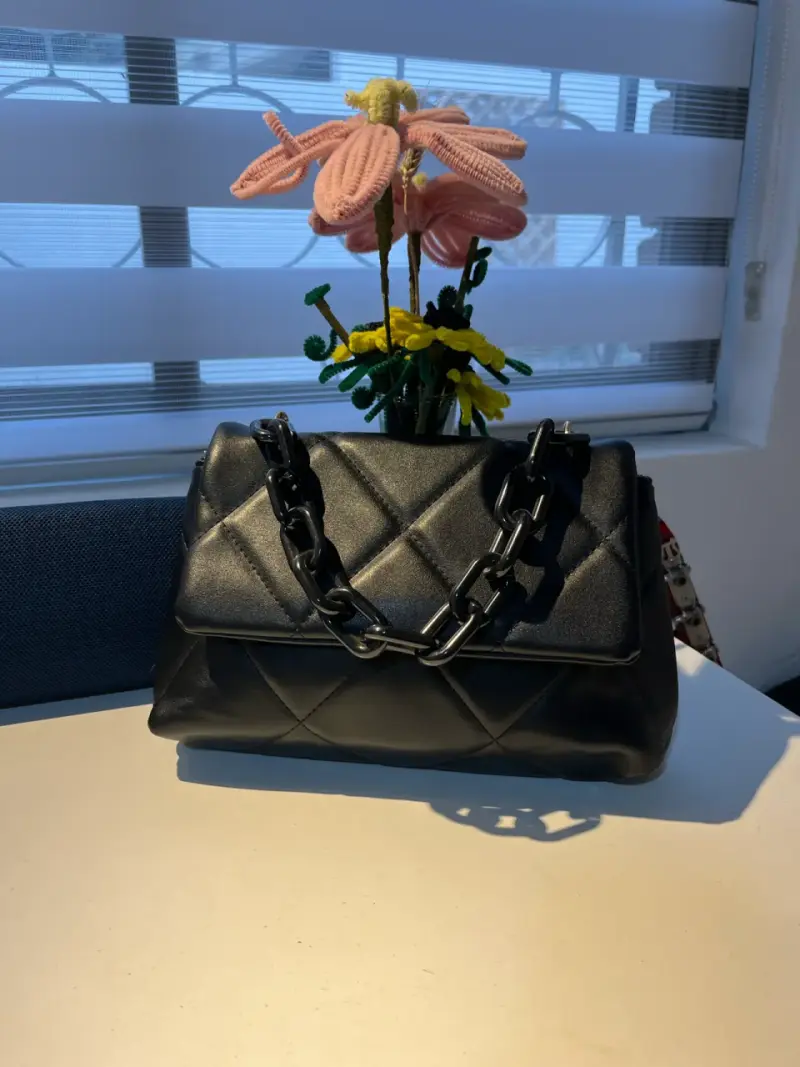 Cartera negra con cadena estilo acolchado - 1