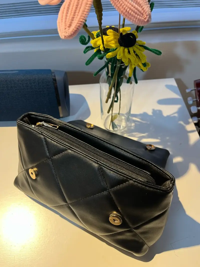 Cartera negra con cadena estilo acolchado - 2