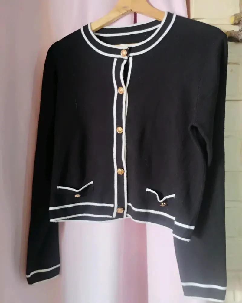Cardigan negro con ribetes blancos y botones dorados - 1