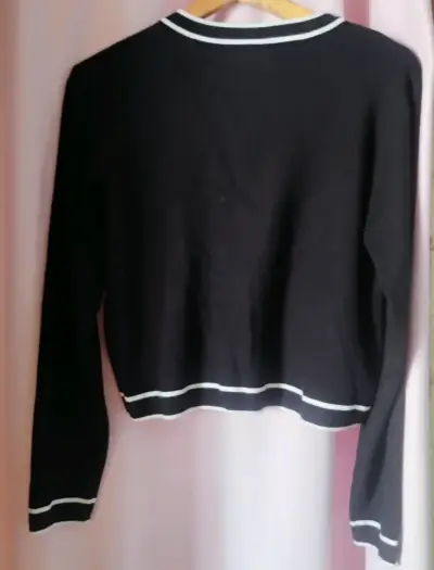 Cardigan negro con ribetes blancos y botones dorados - miniatura 2
