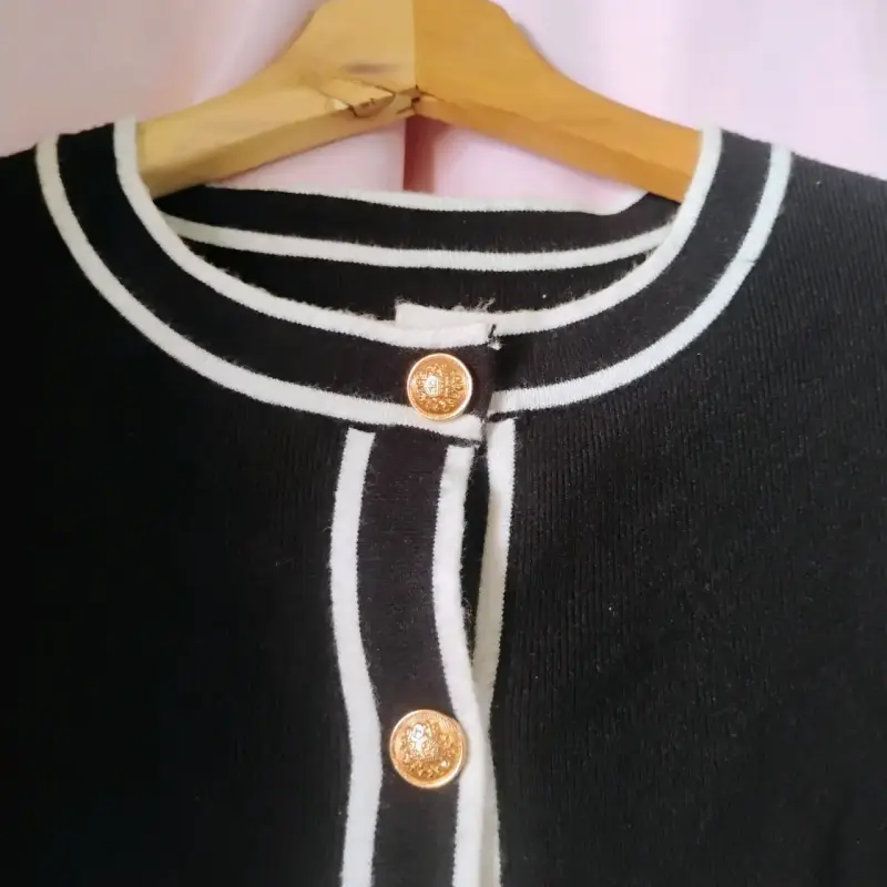Cardigan negro con ribetes blancos y botones dorados - 3
