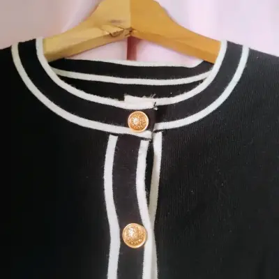 Cardigan negro con ribetes blancos y botones dorados - miniatura 3