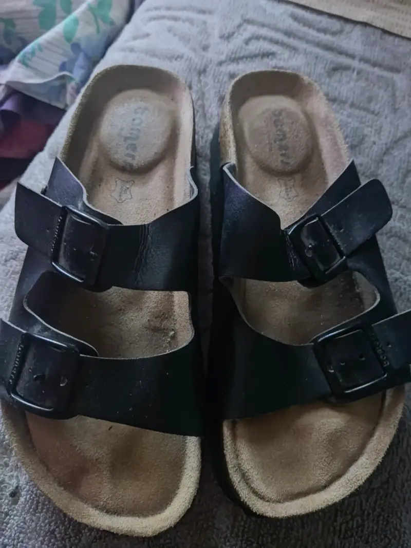 Sandalias negras de cuero con hebillas