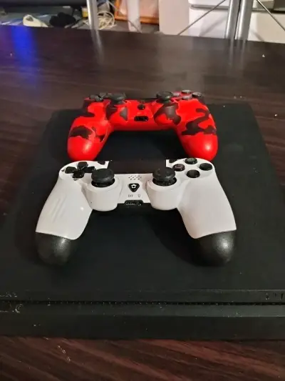 Consola PS4 con dos controles personalizados - miniatura 1