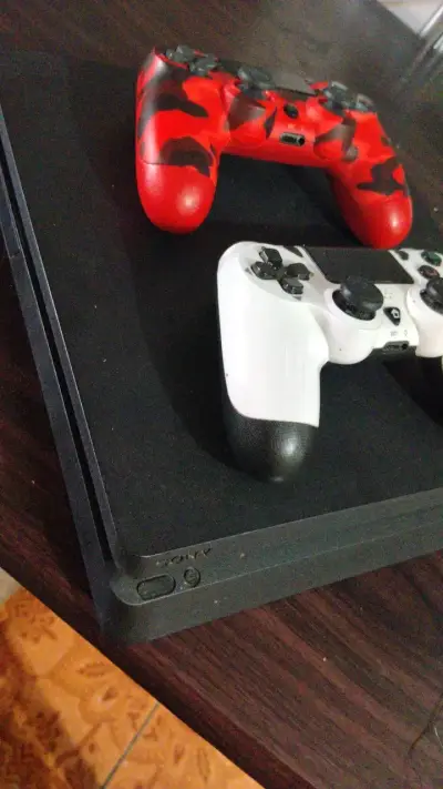 Consola PS4 con dos controles personalizados - miniatura 2