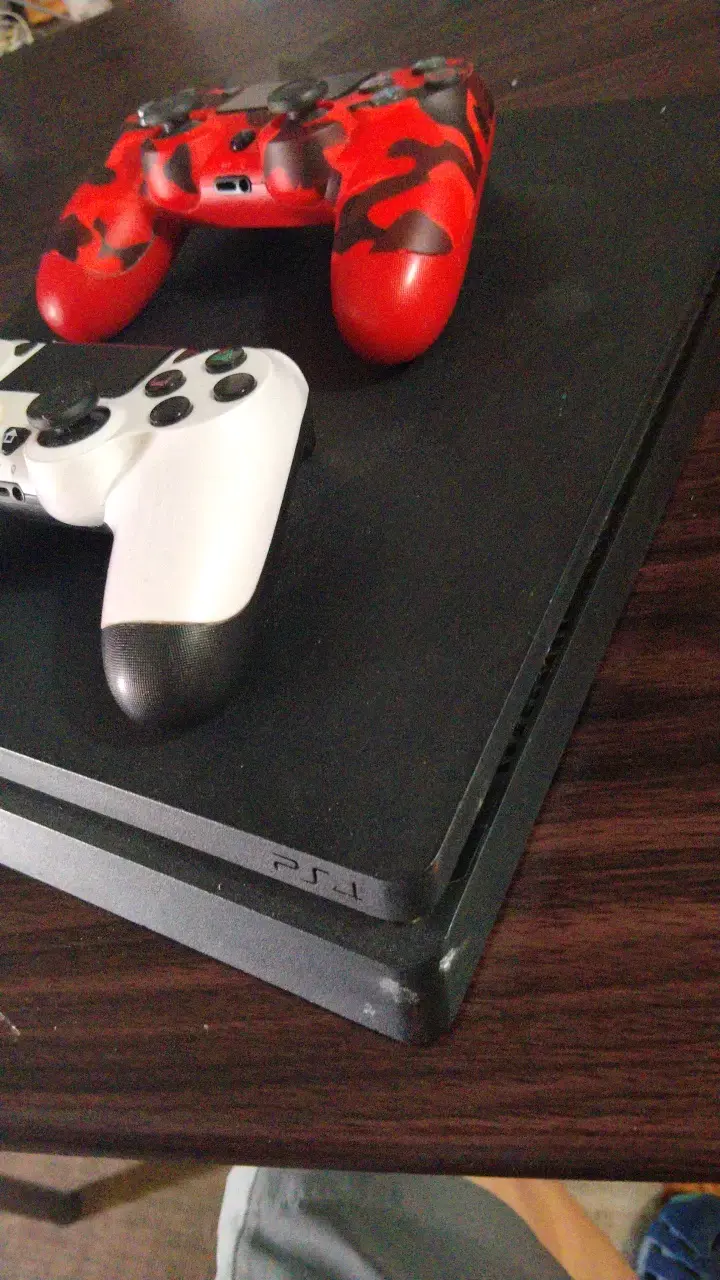 Consola PS4 con dos controles personalizados - 3
