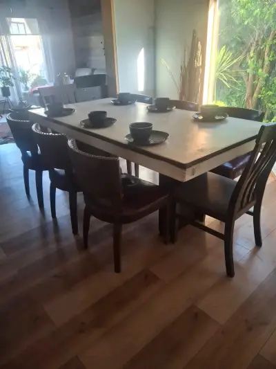 Mesa de comedor grande con sillas - miniatura 1