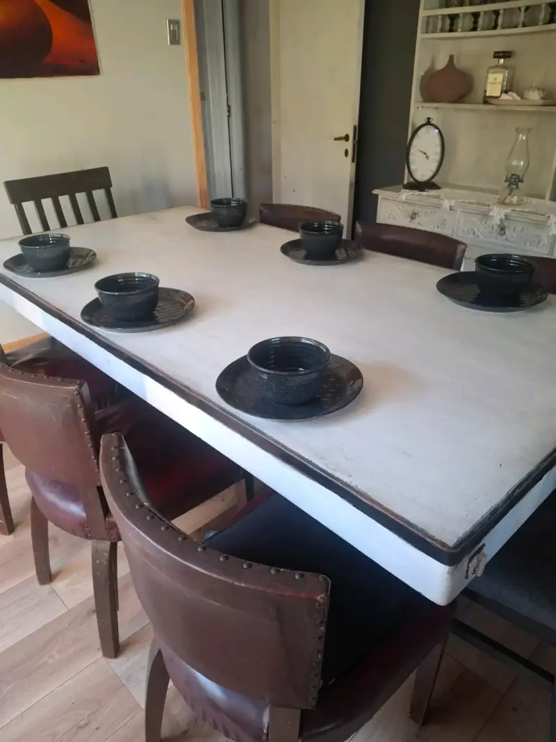 Mesa de comedor grande con sillas - 2