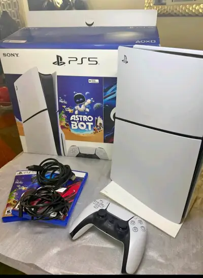 Consola PS5 con juegos Astro Bot y Gran Turismo 7 - miniatura 2