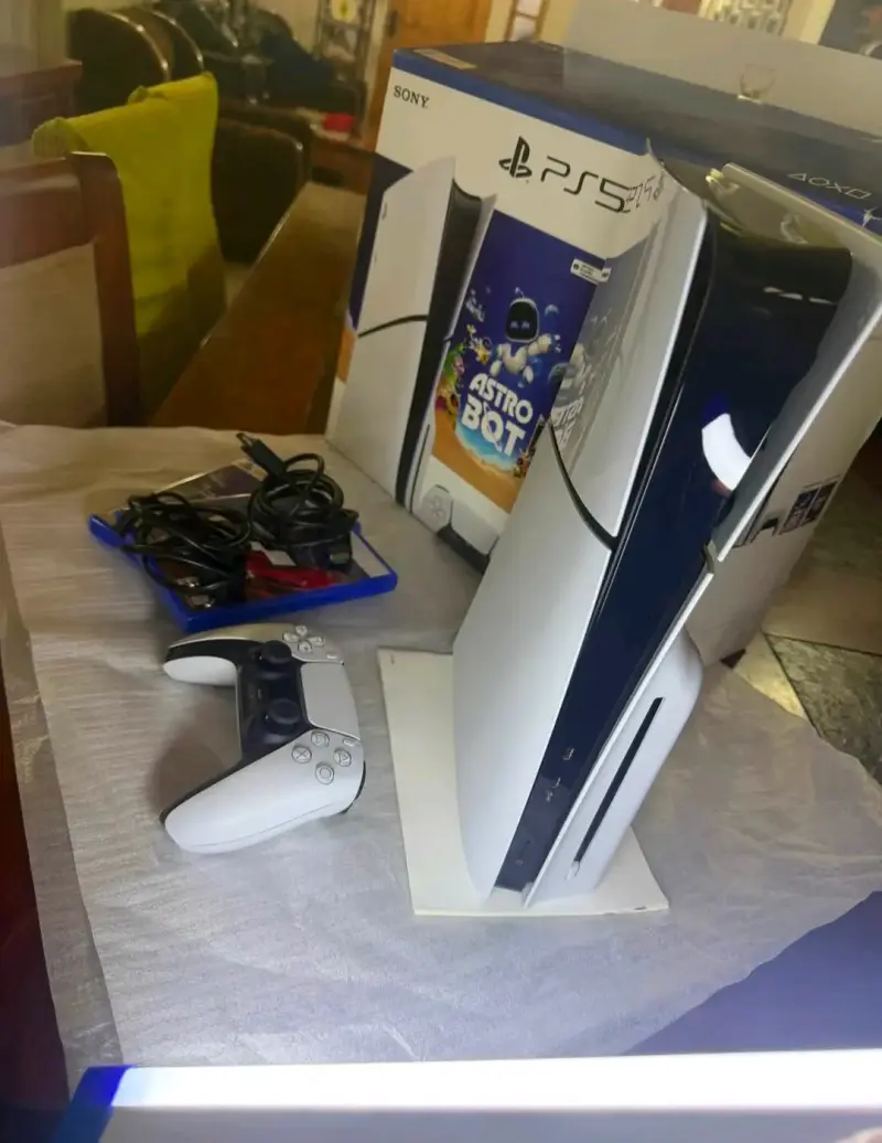 Consola PS5 con juegos Astro Bot y Gran Turismo 7 - 3