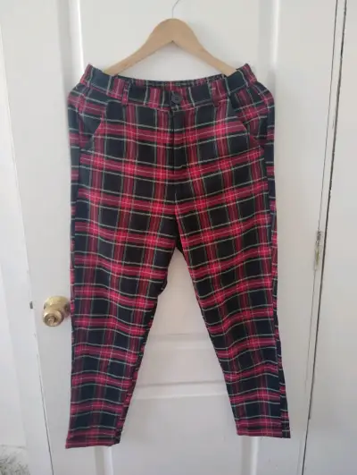 Pantalones a cuadros rojos FashionSpark talla 40 - miniatura 1