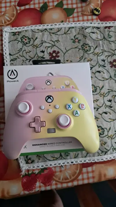 Mando para Xbox con cable rosa y amari - miniatura 1