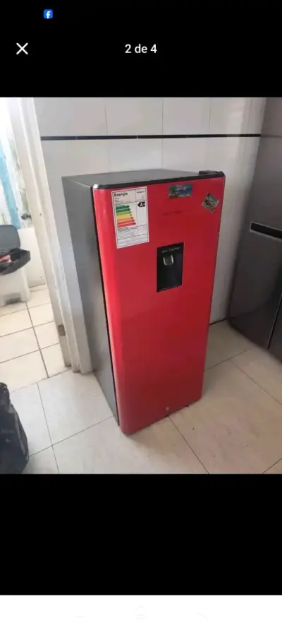 Refrigerador rojo con dispensador de agua - miniatura 1