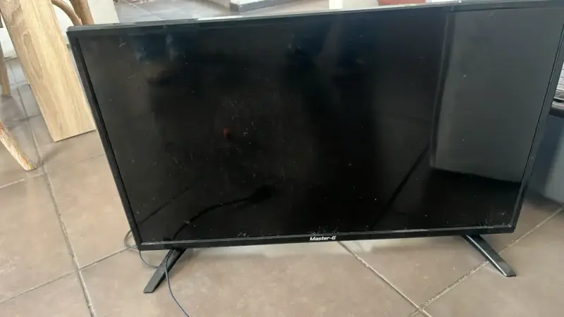 Televisor LED Master-G 32 pulgadas en buen estado
