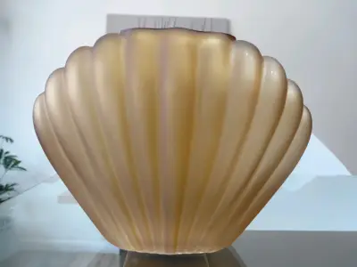 Florero decorativo de vidrio ámbar en forma de concha - miniatura 1