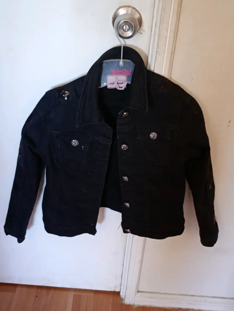 Chaqueta de mezclilla negra para niña con detalles brillantes - 1