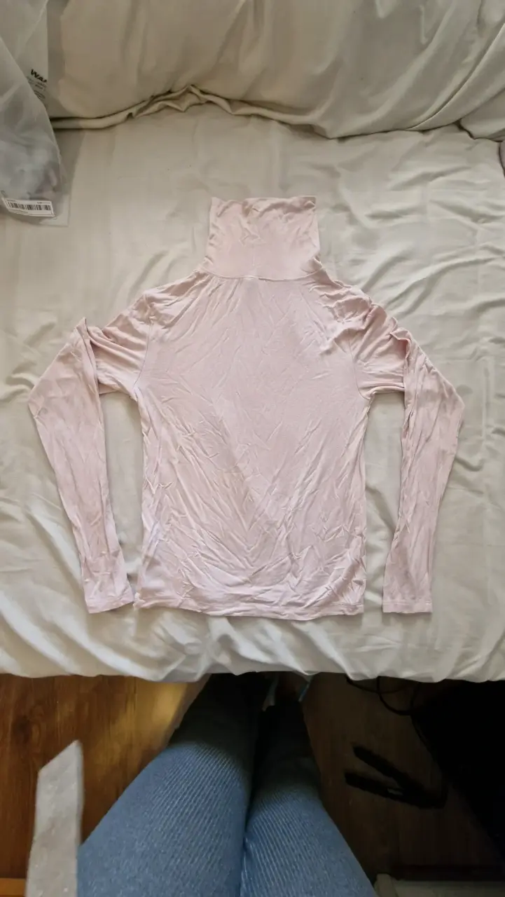 Polera cuello alto rosada de manga larga