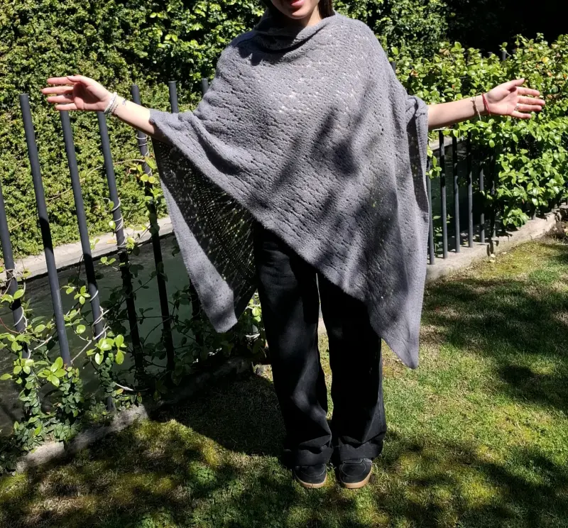 Poncho de lana gris para mujer - 1