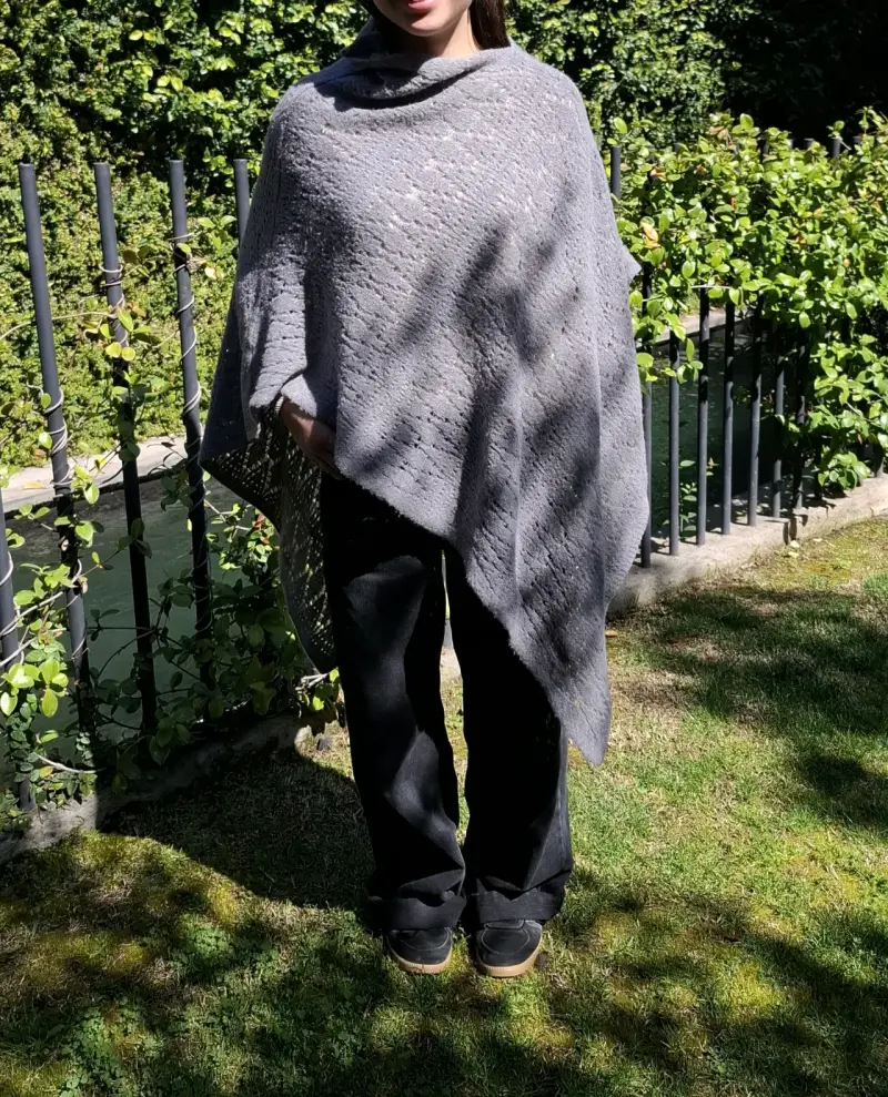 Poncho de lana gris para mujer - 2