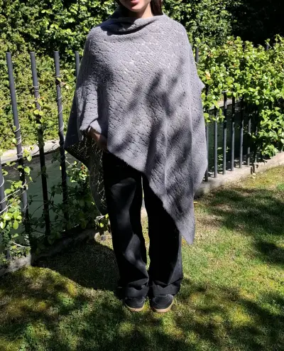 Poncho de lana gris para mujer - miniatura 2