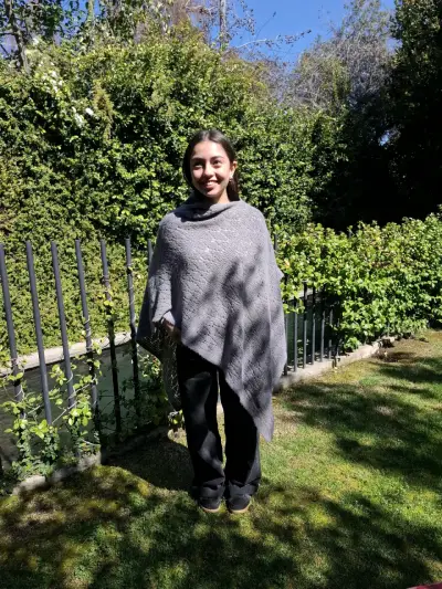 Poncho de lana gris para mujer - miniatura 3