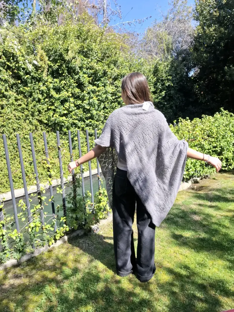 Poncho de lana gris para mujer - 4