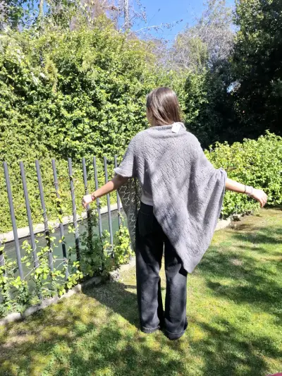 Poncho de lana gris para mujer - miniatura 4