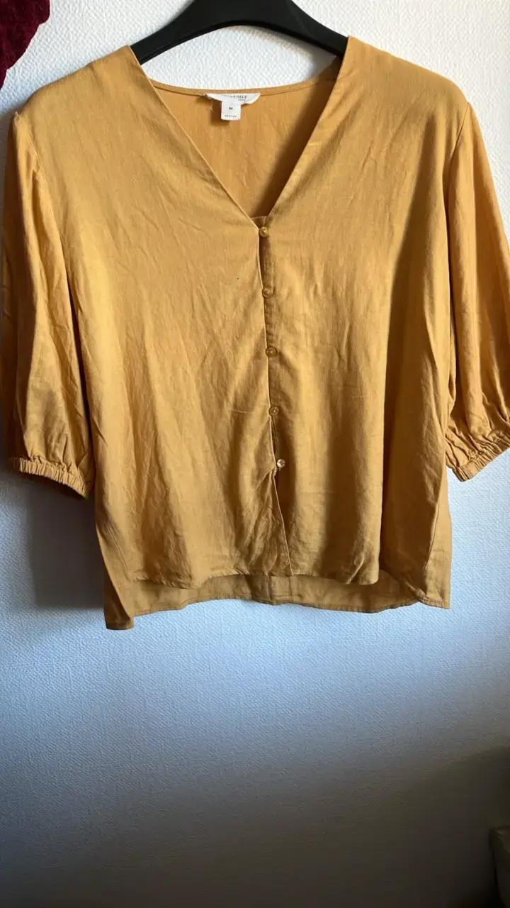 Blusa mostaza de manga corta para mujer