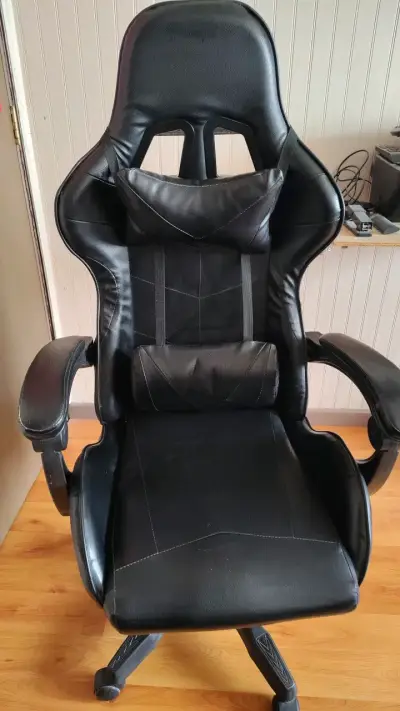 Silla gamer ergonómica negra con cojines - miniatura 1