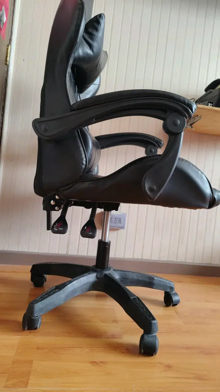 Silla gamer ergonómica negra con cojines - 5
