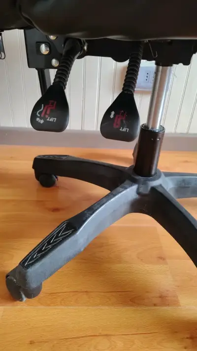 Silla gamer ergonómica negra con cojines - miniatura 6