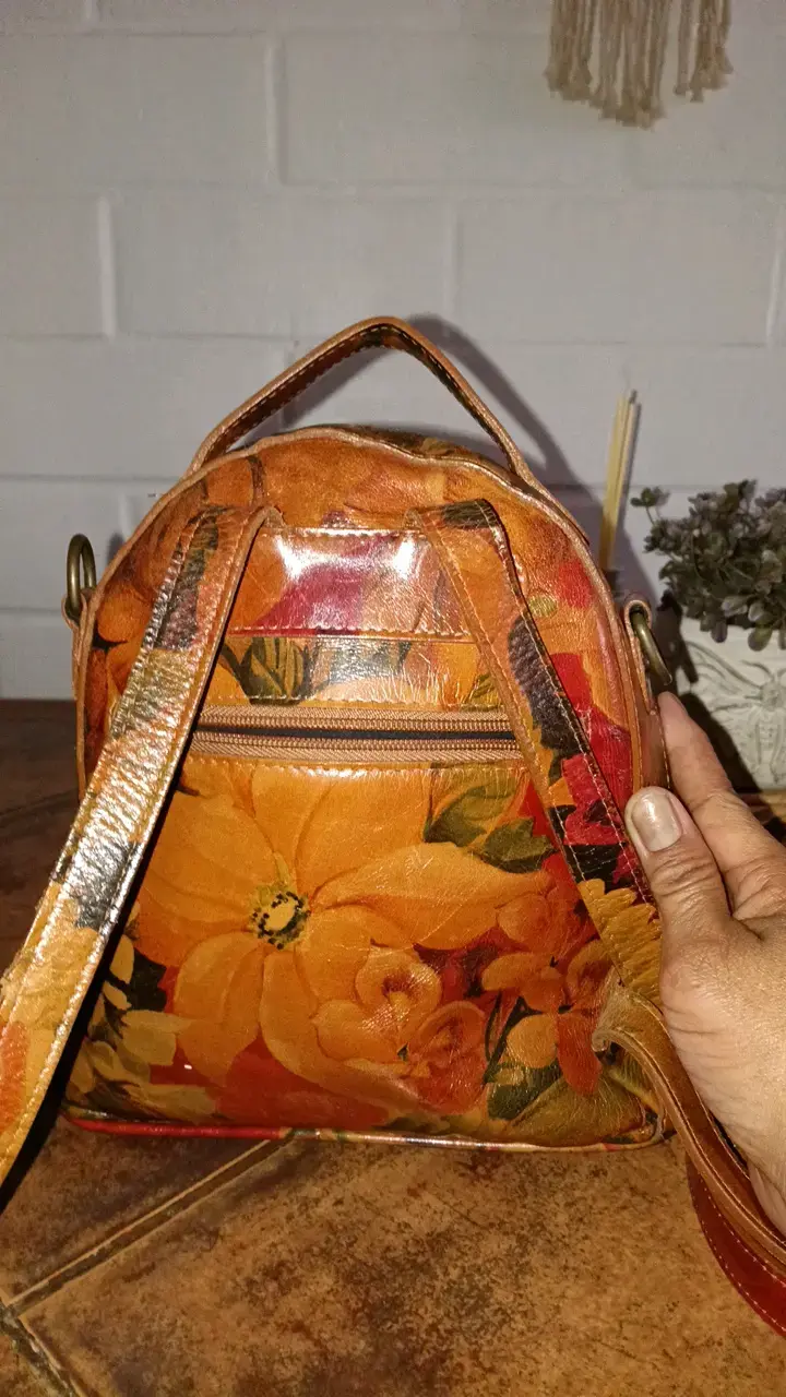 Mochila pequeña de cuero con diseño floral - 1