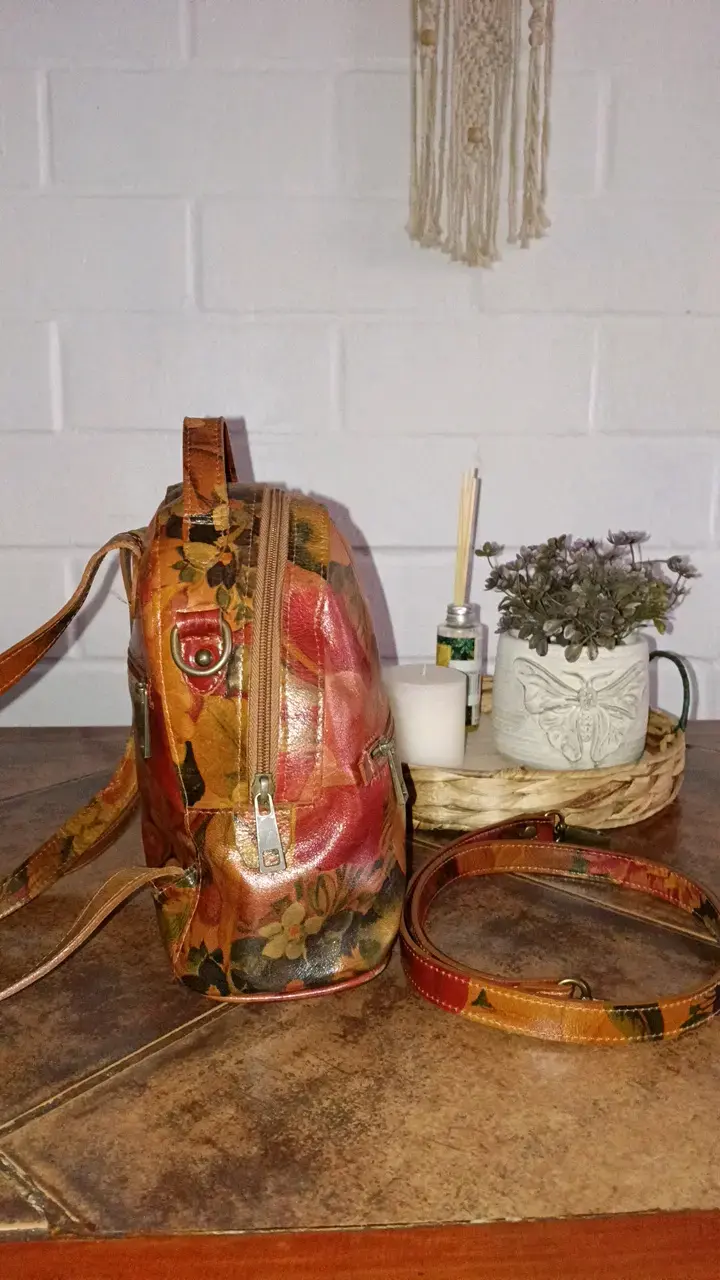 Mochila pequeña de cuero con diseño floral - 2