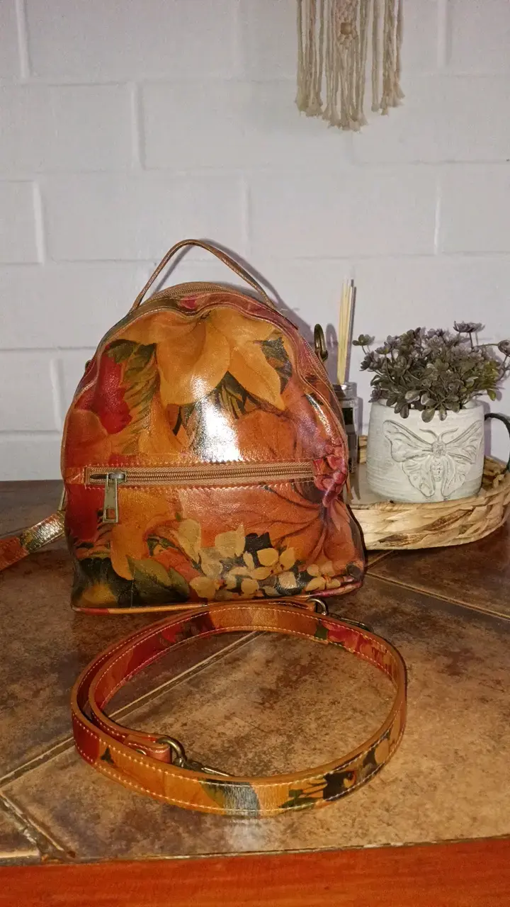 Mochila pequeña de cuero con diseño floral - 3