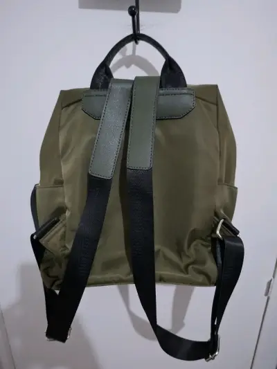 Mochila verde militar Prüne con interior amplio - miniatura 1