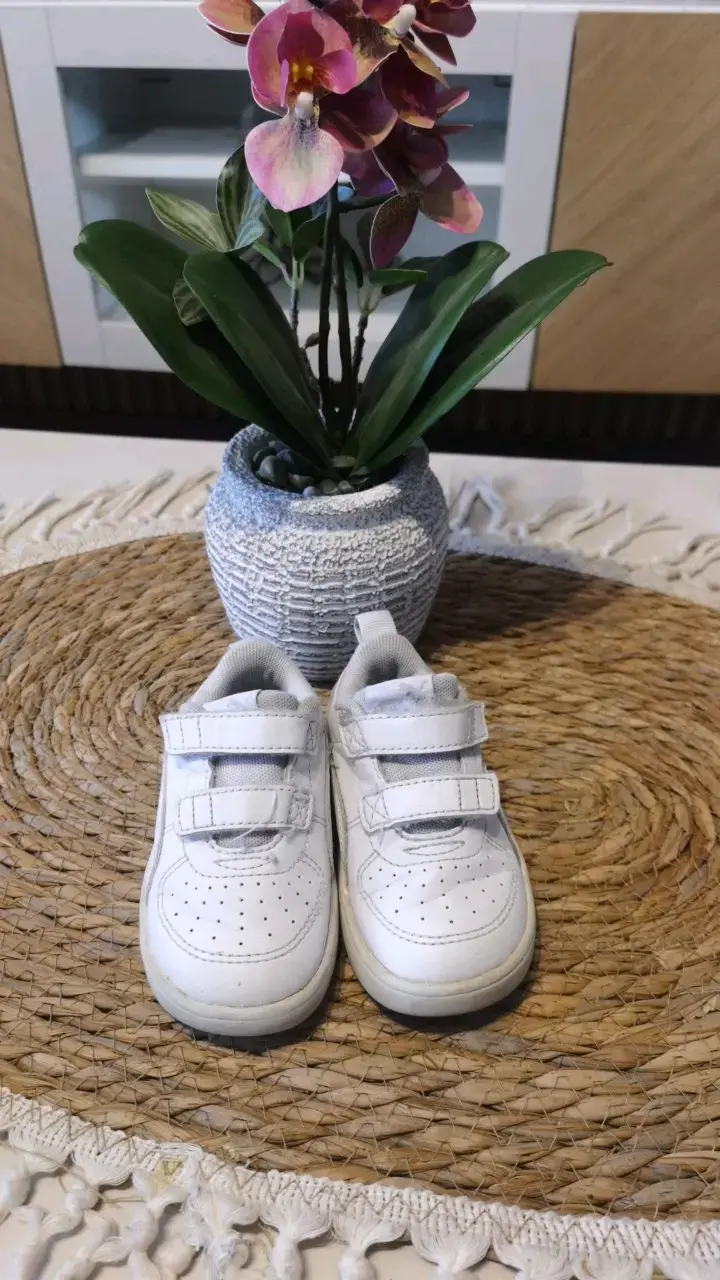 Zapatillas blancas para niños con velcro